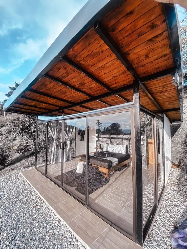Glamping tipo cabaña de lujo